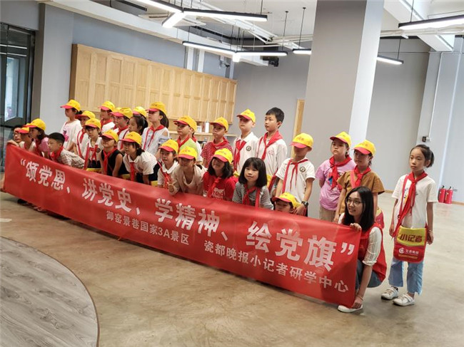 市古鎮(zhèn)公司黨總支開展“頌黨恩、講黨史、學(xué)精神、繪黨旗”主題活動
