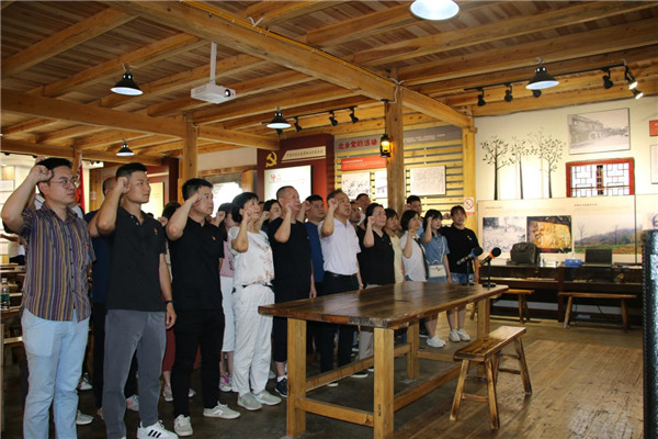 市古鎮(zhèn)投資公司黨總支、民進(jìn)景德鎮(zhèn)市文化支部聯(lián)合開展黨史學(xué)習(xí)教育“紅色走讀”實(shí)踐活動