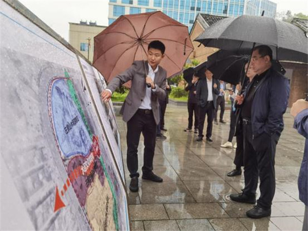 蘇蘊山一行到三閭廟調研城鄉(xiāng)歷史文化保護傳承及城市人居環(huán)境建設工作
