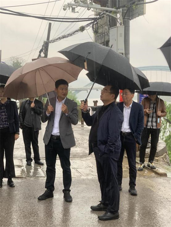 蘇蘊山一行到三閭廟調研城鄉(xiāng)歷史文化保護傳承及城市人居環(huán)境建設工作