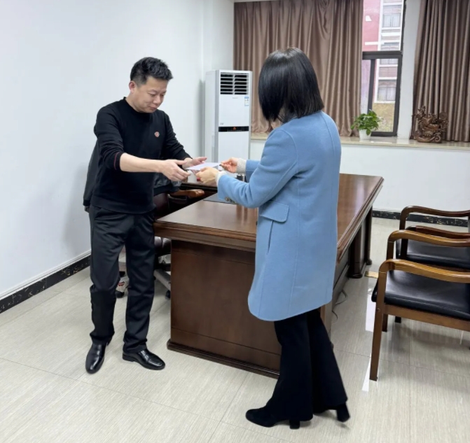 生日傳真情 關(guān)愛暖人心——市古鎮(zhèn)投資公司工會(huì)為職工送上生日慰問(wèn)
