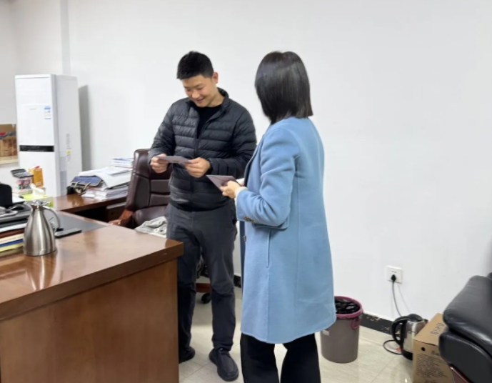 生日傳真情 關(guān)愛暖人心——市古鎮(zhèn)投資公司工會(huì)為職工送上生日慰問(wèn)